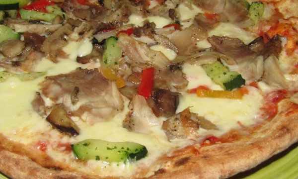 Pizza alle verdure grigliate, mozzarella di bufala e porchetta