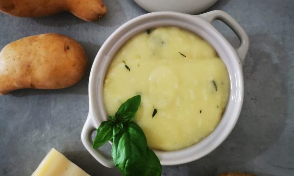 Crema di patate morbidissima con basilico e Toma San Quirico