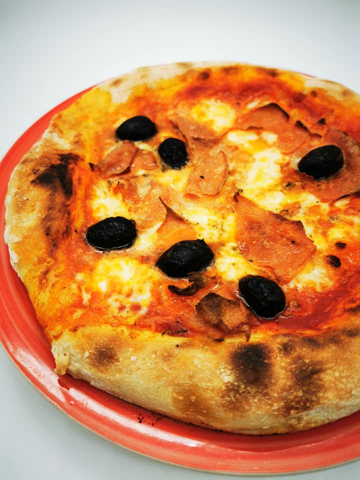Pizza con mozzarella di bufala, mortadella e olive fritte