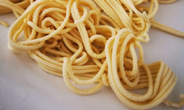 Spaghetti fatti in casa con farina biologica di grano duro