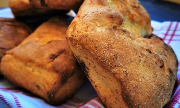 Pani cun gerdas ovvero pane con ciccioli di maiale, ricetta tipica sarda