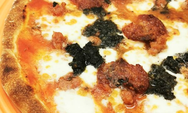La Rustica una pizza ultra sottile dedicata all’incontro tra Marche e Umbria