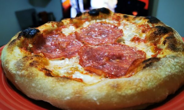 Pizza al salame cotta nel fornetto Ariete 909 pizza in 4 minuti