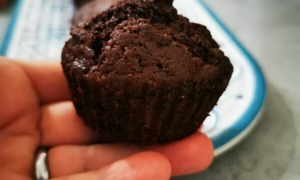 Muffin al cacao cotti nella friggitrice ad aria Bear