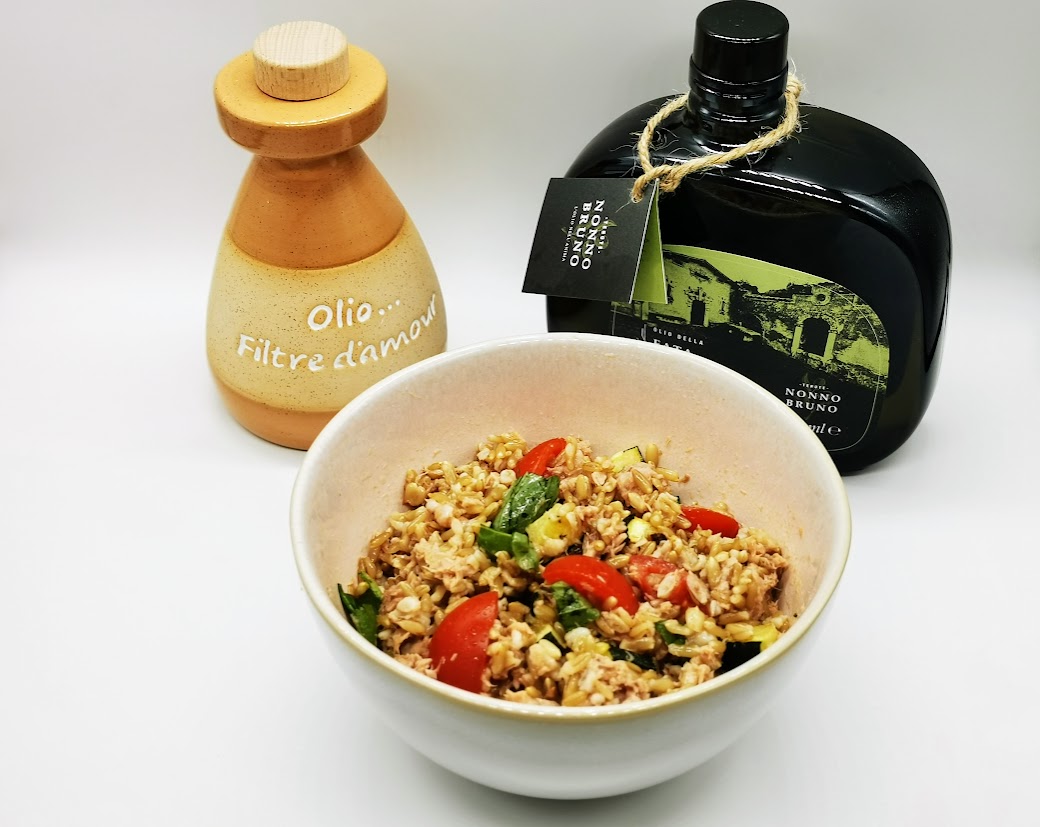 insalata di avena estiva con tonno, pomodorini e olio extravergine