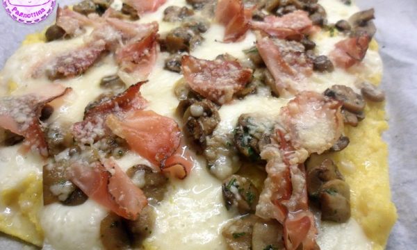 Pizza di polenta con funghi e speck