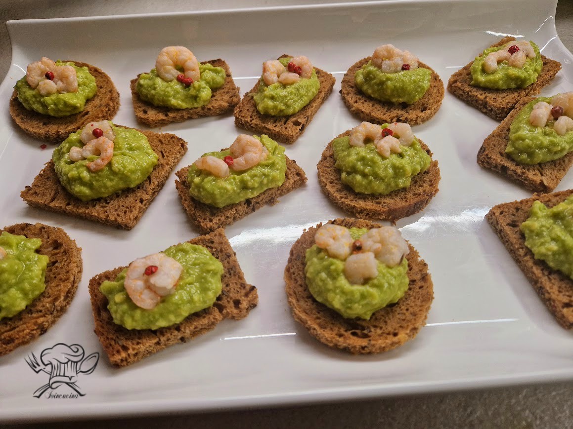tartine con mousse di avocado