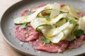 Carpaccio di Manzo e Zucchine con Scaglie di Grana: Il Secondo Chetogenico Fresco e Goloso