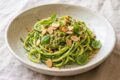 Zoodles Freschi al Pesto di Mandorle e Lime: Un Pranzo Chetogenico Estivo e Goloso