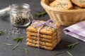 Crackers fathead al sesamo e rosmarino: lo snack keto croccante e veloce
