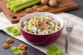 Insalata di pollo, sedano e noci keto: fresca e croccante