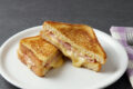 Toast keto con impasto fathead e prosciutto cotto