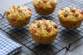 Muffin salati keto con zucchine e pancetta croccante