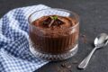 Mousse di avocado e cioccolato keto: il dessert cremoso e goloso