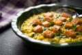 Riso di cavolfiore keto al curry con salmone: cremoso e profumato