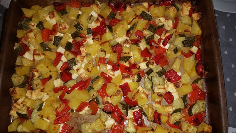 Peperoni zucchine patate e feta al forno