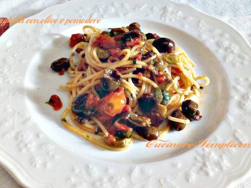 Spaghetti con olive e pomodoro