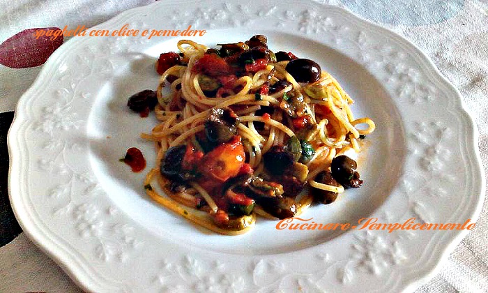 spaghetti con olive e pomodoro