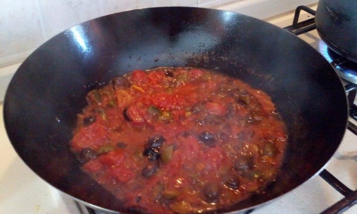 spaghetti con olive e pomodoro