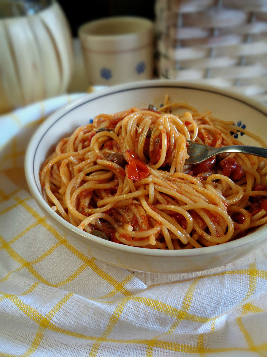 Spaghetti aglio olio, pomodorini e peperoncino ricetta facile