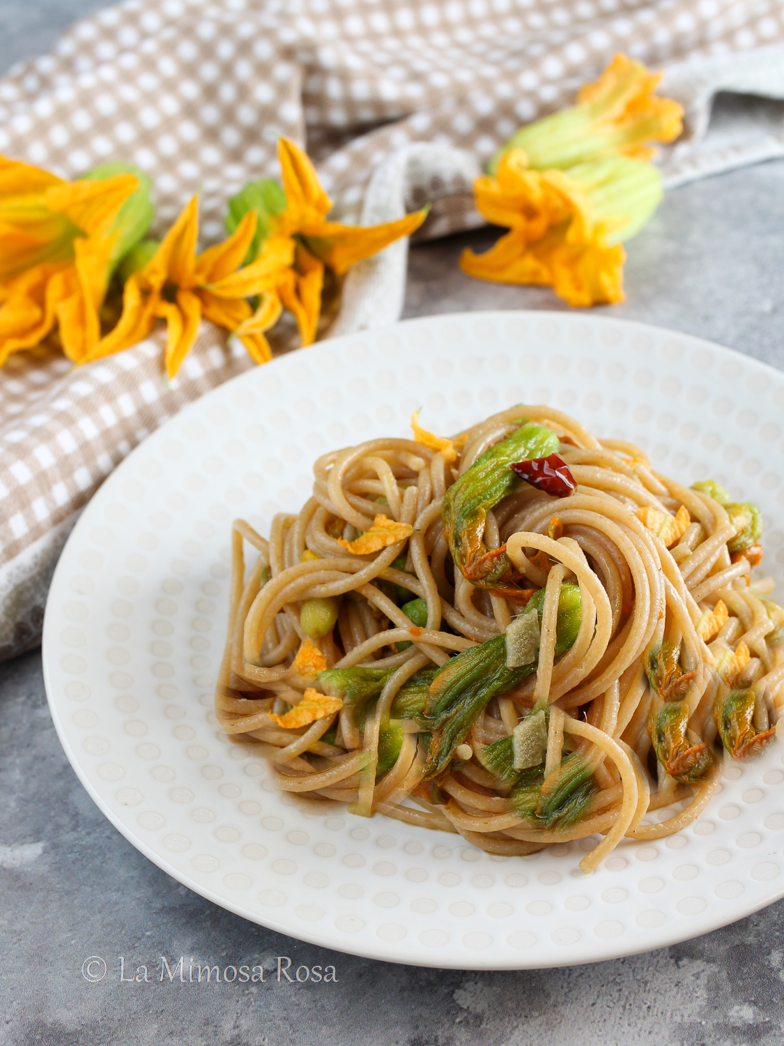 Spaghetti con fiori di zucca e alici ricetta