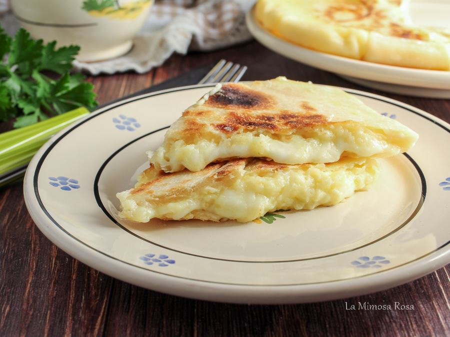 Focaccia In Padella Ripiena Di Patate E Formaggio Deliziosa