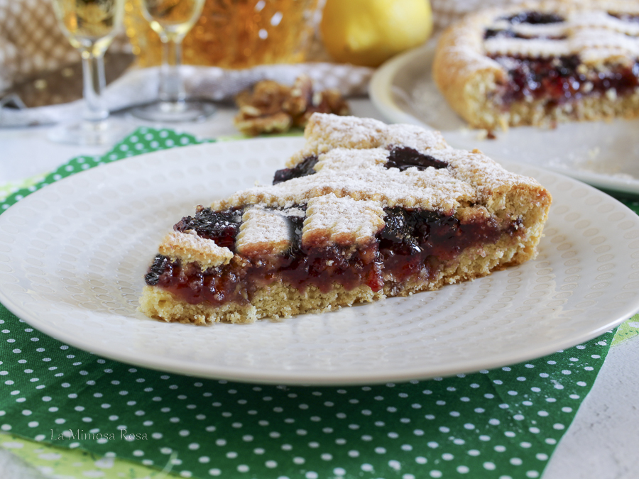 Crostata con marmellata e noci