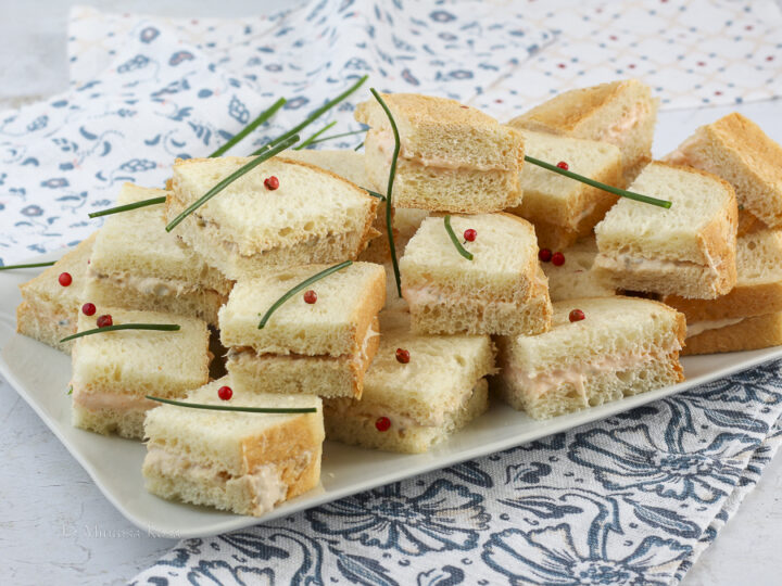 Mini sandwiches al tonno e al salmone per l'aperitivo di Natale