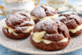 Bignè con pasta choux al cioccolato farciti con crema pasticcera