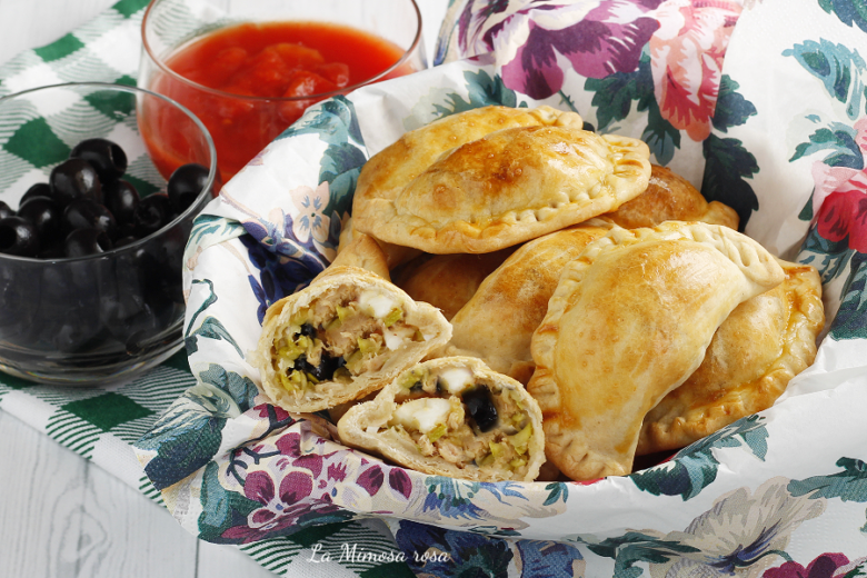 Empanadas al forno con tonno e uova sode