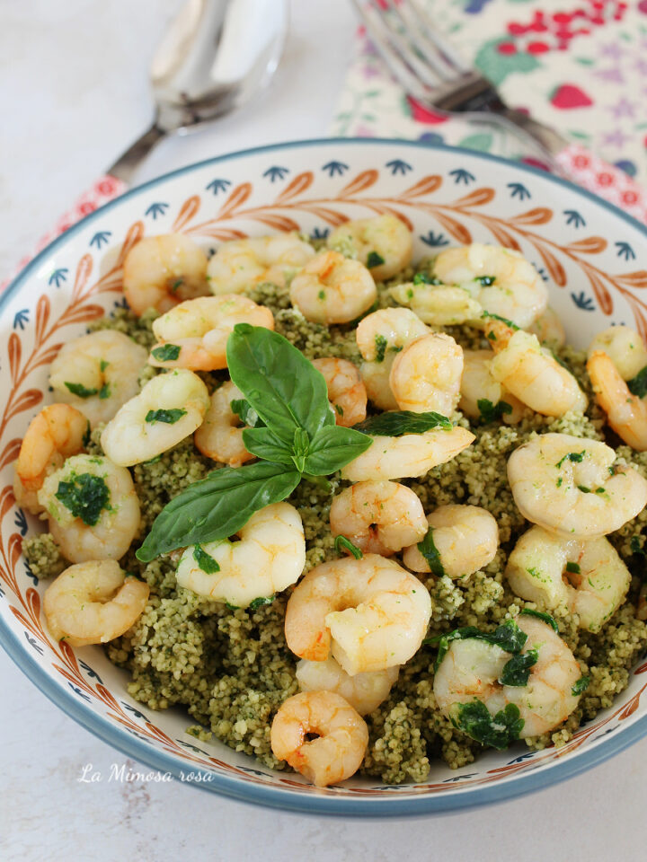 Cous cous al pesto e gamberetti ricetta