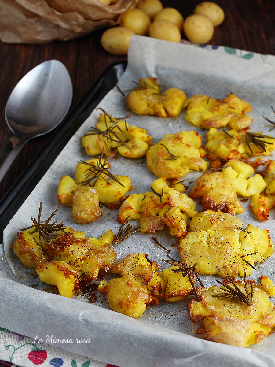 Patate novelle schiacciate al forno ricetta