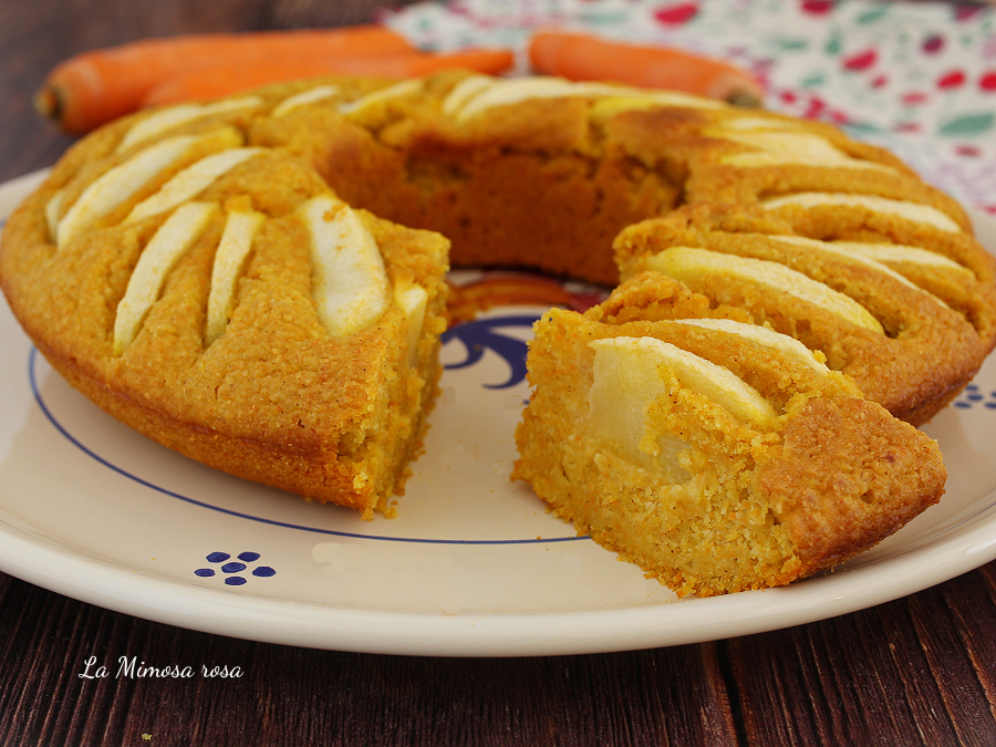 Ciambella vegana con mele carote e mandorle