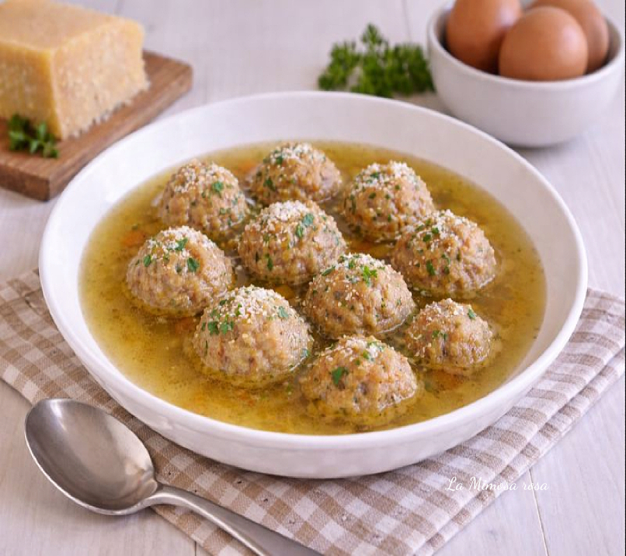 Polpette di pane in brodo vegetale