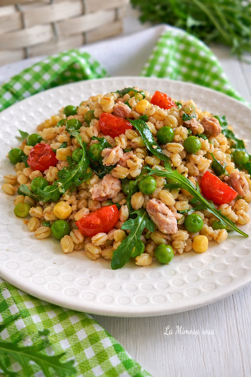 Insalata di grano con tonno, verdure e rucola ricetta