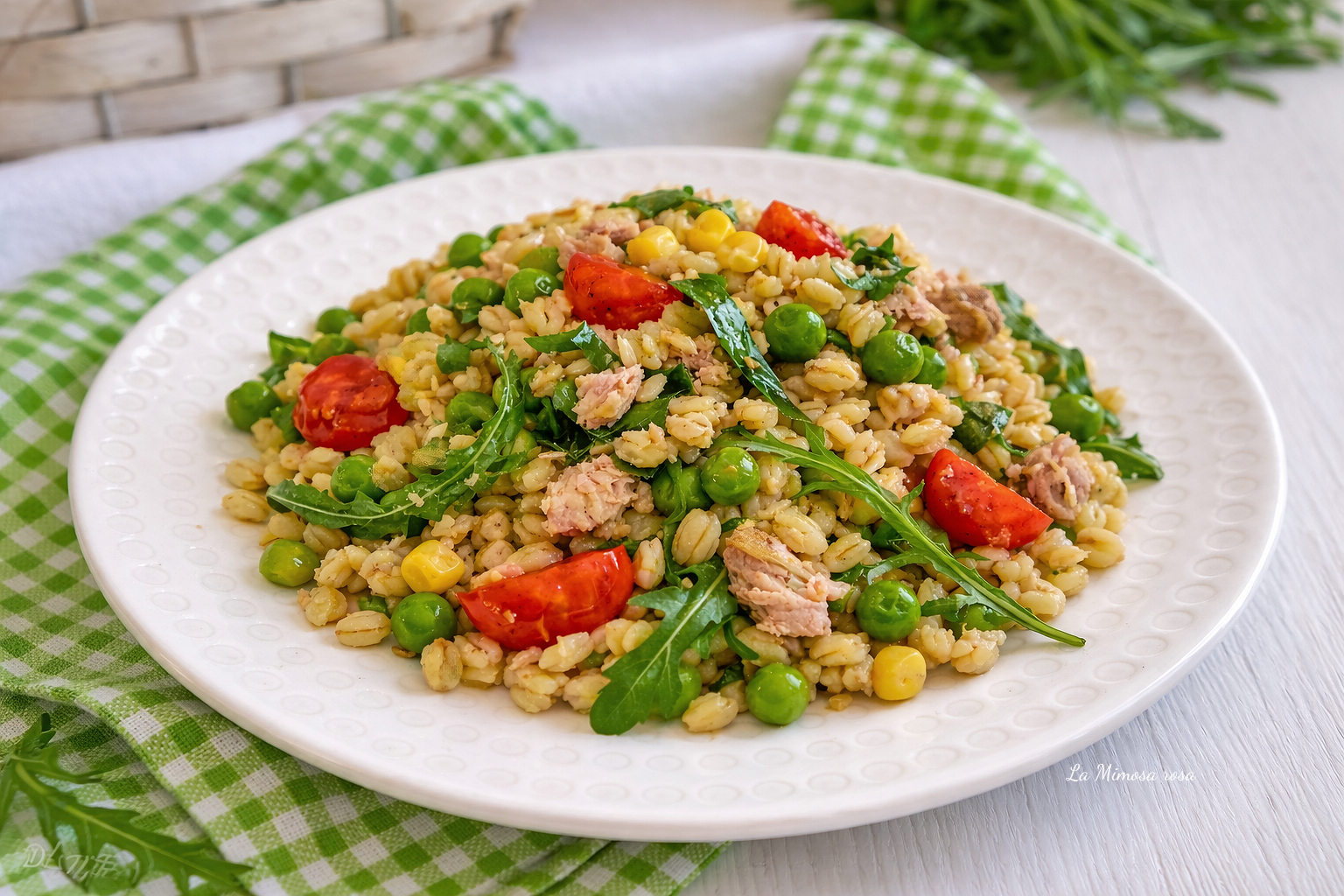 Insalata di grano con tonno, verdure e rucola