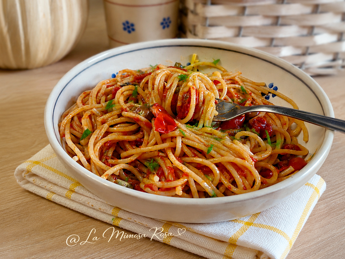 Spaghetti aglio olio peperoncino e pomodorini freschi