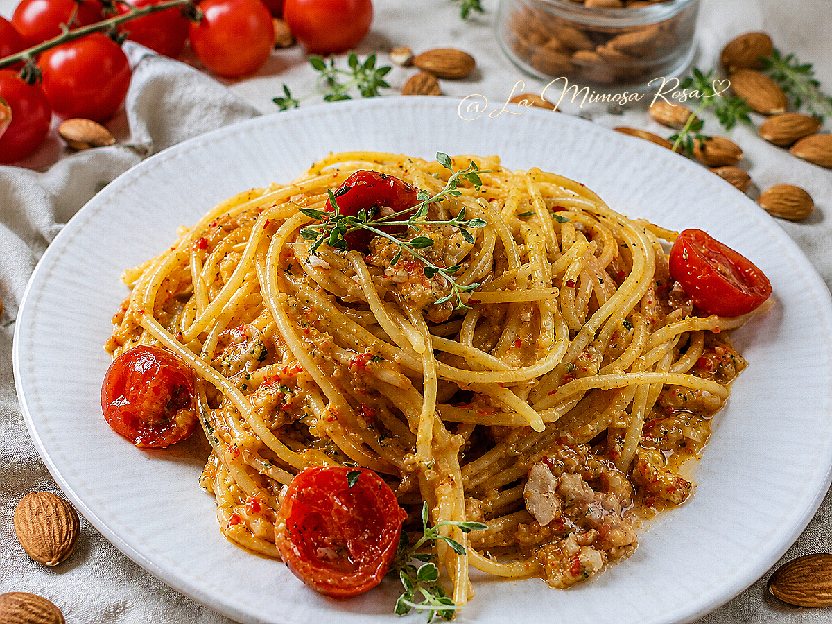 Spaghetti al pesto di pomodori e mandorle