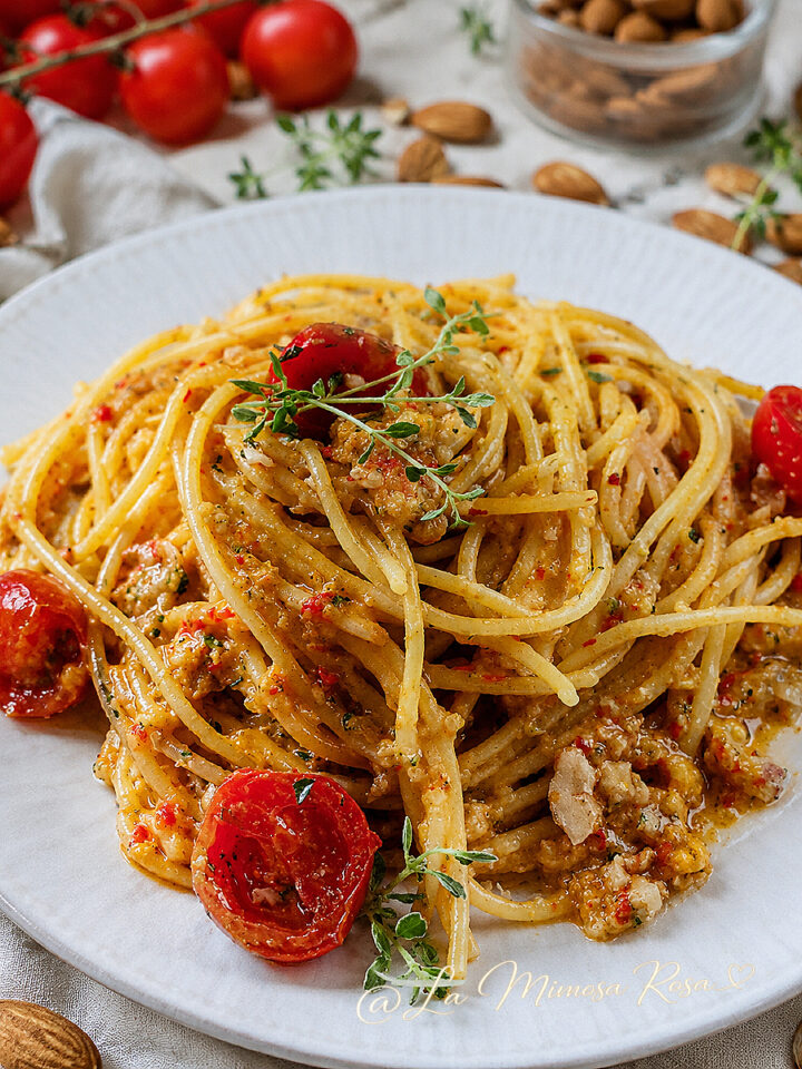Spaghetti al pesto di pomodori e mandorle ricetta
