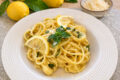 Spaghetti al limone cremosi senza panna: pronti nel tempo di cottura della pasta
