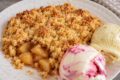 Crumble di mele con gelato, il dolce caldo-freddo pronto in 30 minuti