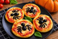 Pizzette di Halloween pomodoro e mozzarella facilissime