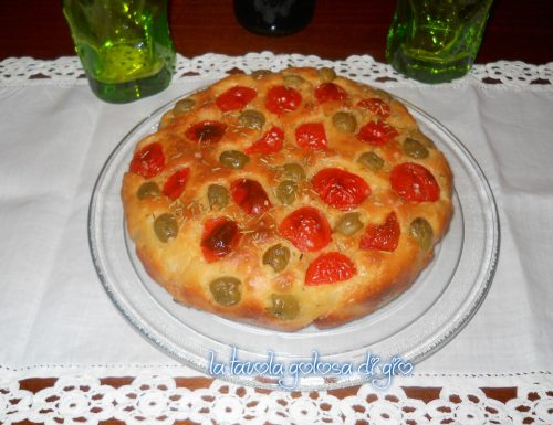Focaccia con olive e pomodorini soffice