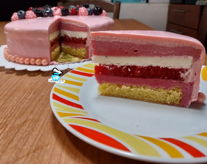 torta moderna ai frutti di bosco