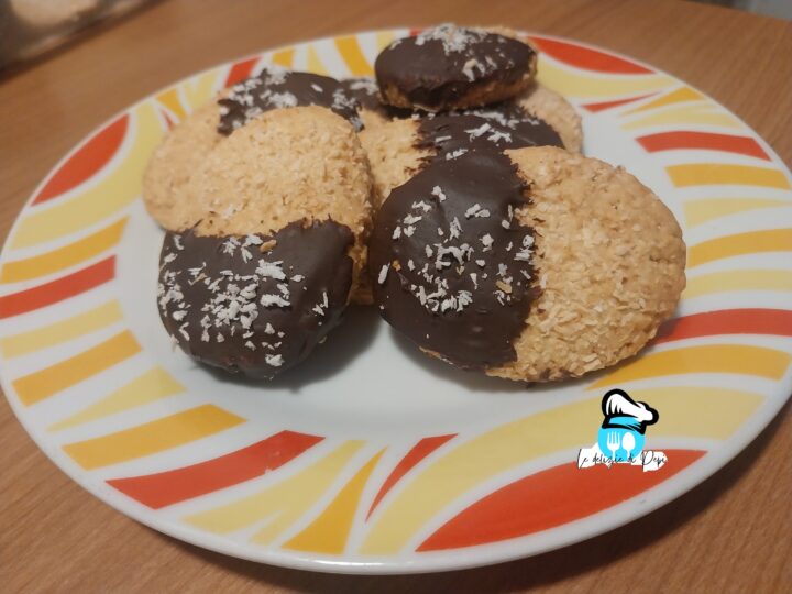 biscotti al cocco ricoperti di cioccolato