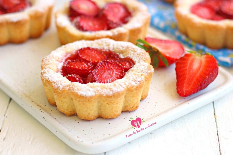 Crostatine con fragole fresche