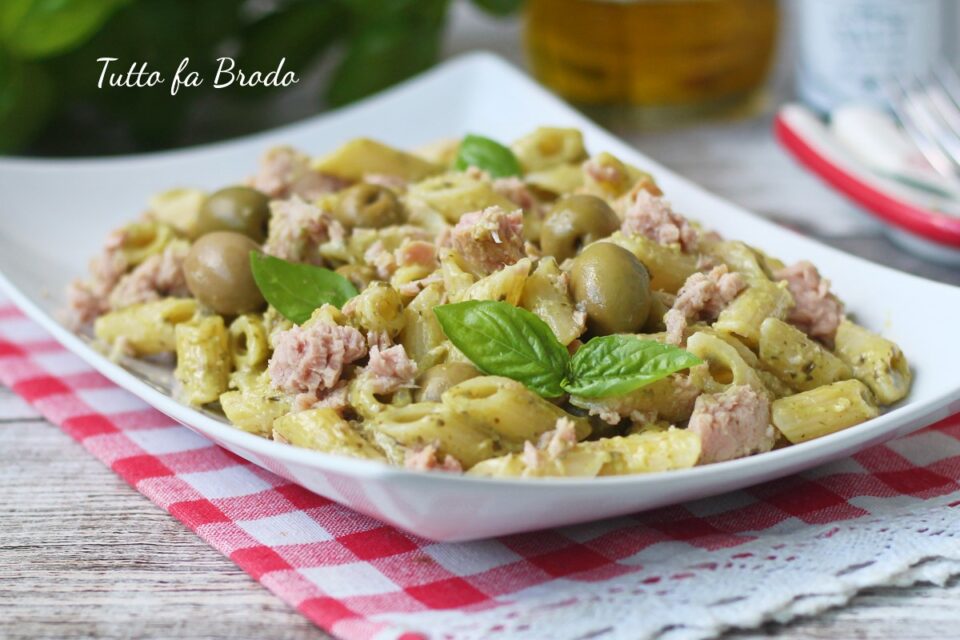 Pasta fredda al pesto con tonno e olive
