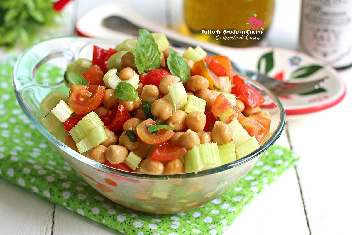 INSALATA DI CECI CON SEDANO E POMODORI
