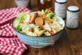 INSALATA DI POLLO CON SCAGLIE DI GRANA crostini di pane e vinagrette