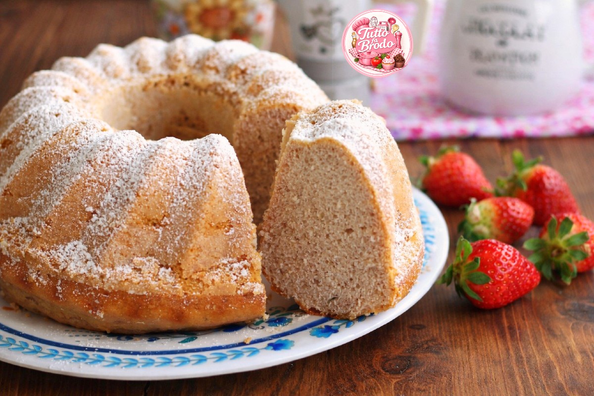 CIAMBELLA PANNA E FRAGOLE FRULLATE